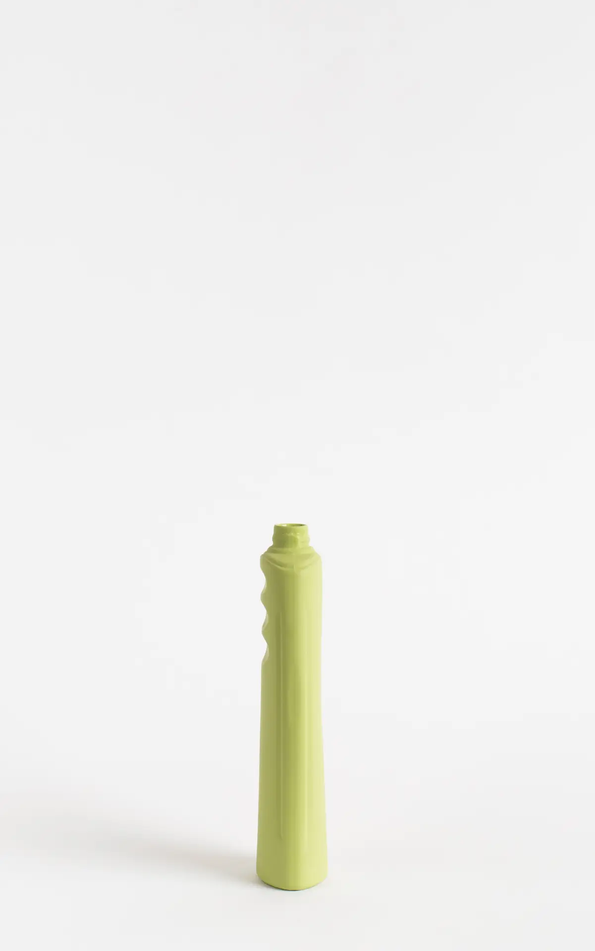 foekje-fleur-porcelain-bottle-vase-23-spring-23-cm-handgefertigte-vase-aus-porze image 4