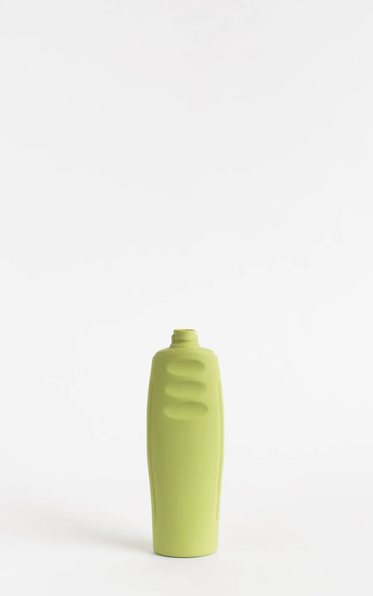 foekje-fleur-porcelain-bottle-vase-23-spring-23-cm-handgefertigte-vase-aus-porze image 1