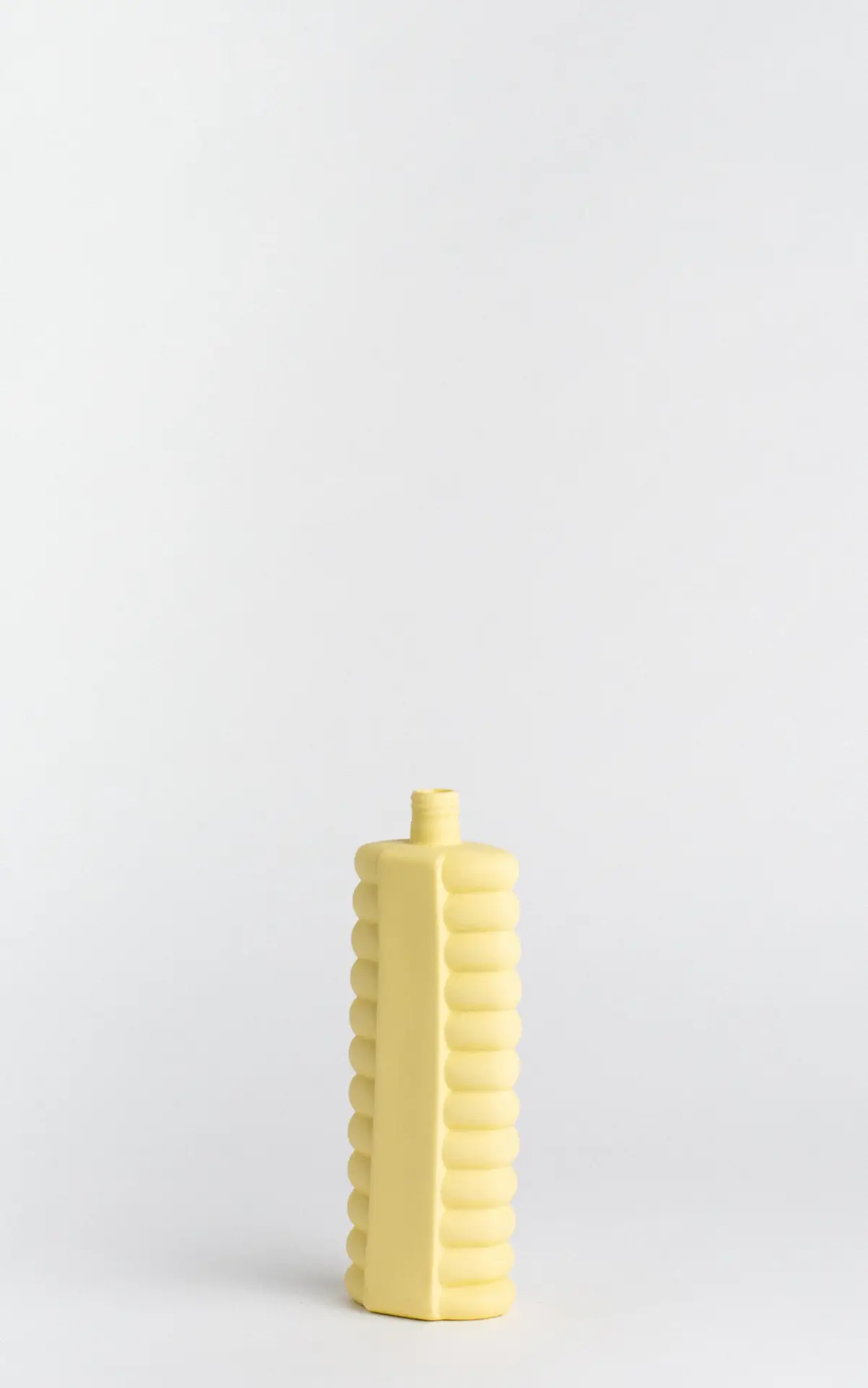 foekje-fleur-porcelain-bottle-vase-10-fresh-yellow-24-cm-handgefertigte-vase-aus image 3