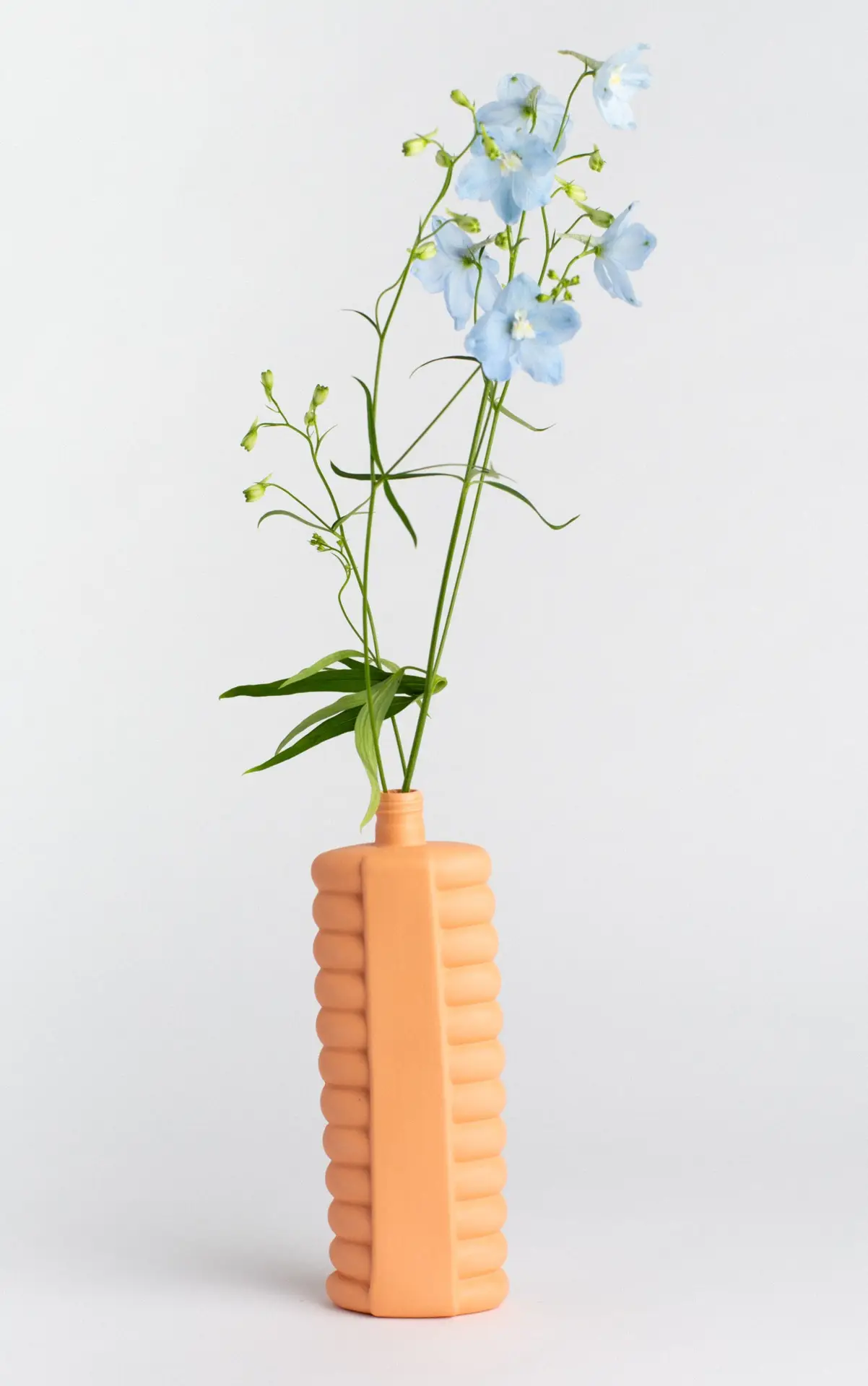 foekje-fleur-porcelain-bottle-vase-10-orange-handgefertigte-porzellanvase-aus-de image 2