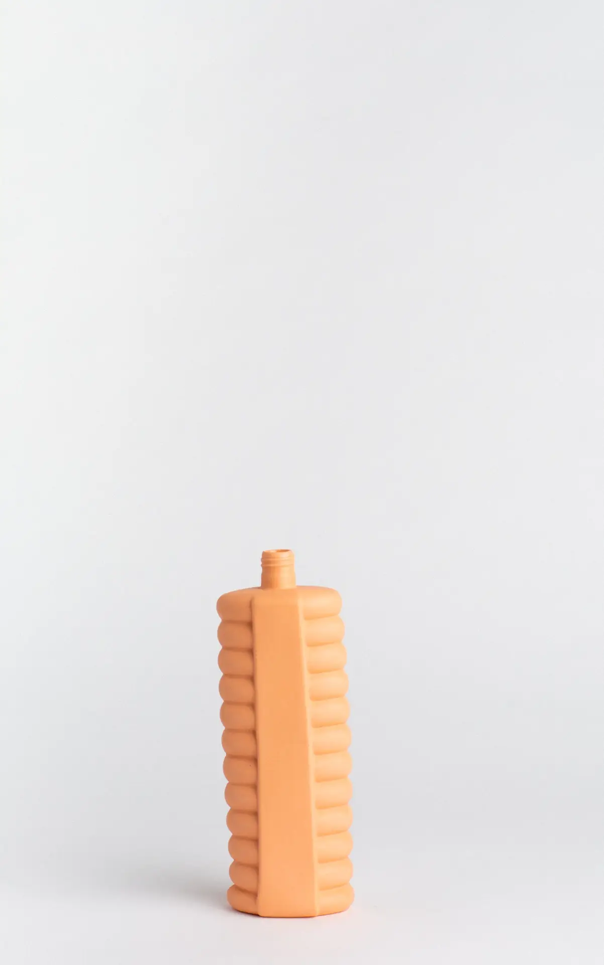 foekje-fleur-porcelain-bottle-vase-10-orange-handgefertigte-porzellanvase-aus-de image 1
