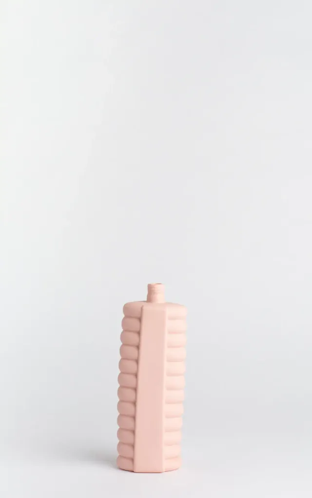 foekje-fleur-bottle-vase-10-pink-porzellanvase-aus-recycelten-plastikflaschen-24 image 1