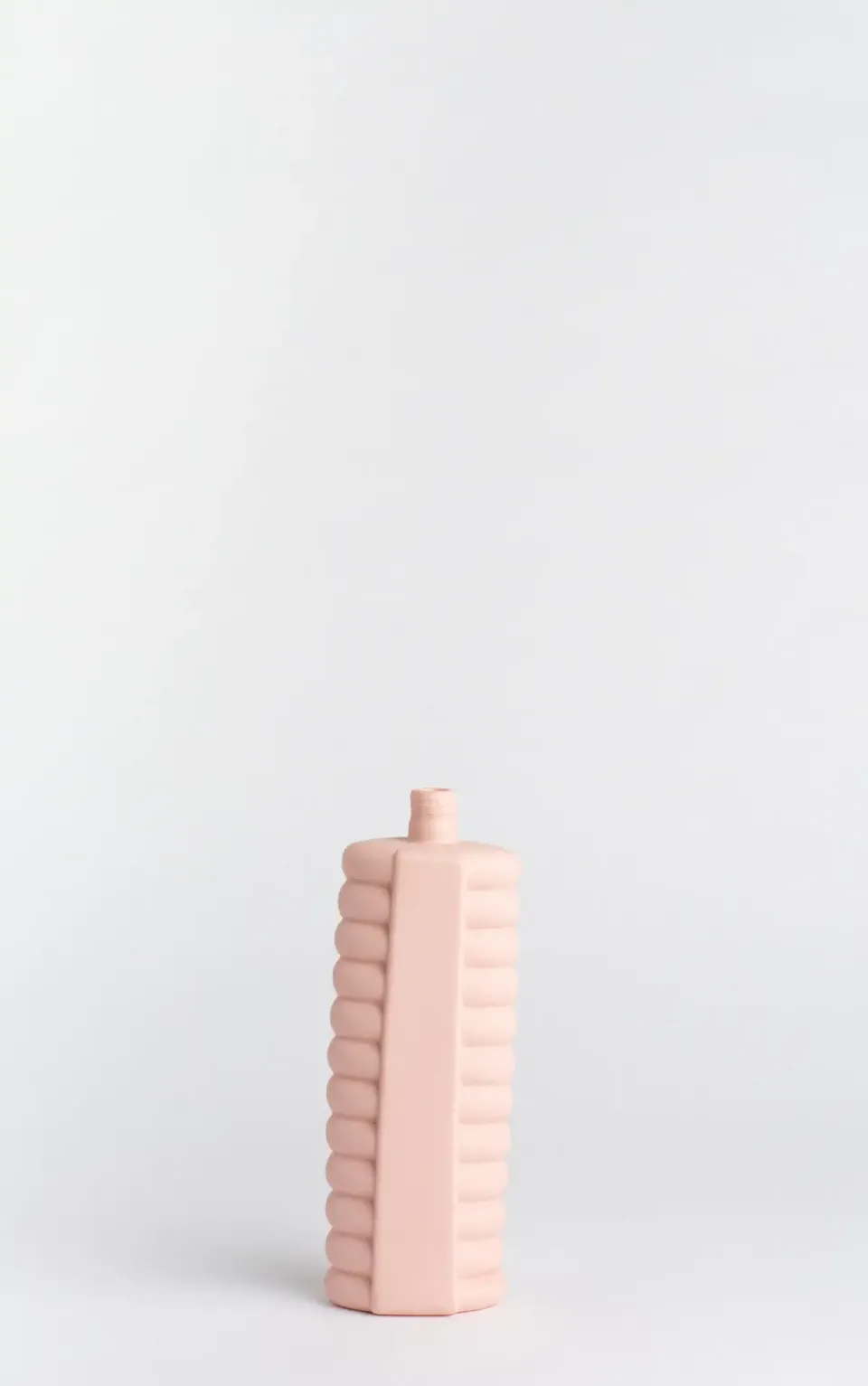 foekje-fleur-bottle-vase-10-pink-porzellanvase-aus-recycelten-plastikflaschen-24 image 1