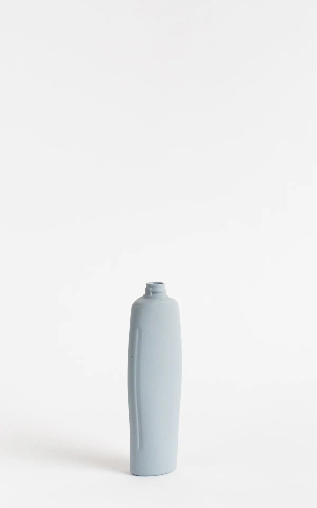 foekje-fleur-bottle-vase-23-lavender-porzellanvase-aus-recycelten-plastikflasche image 3