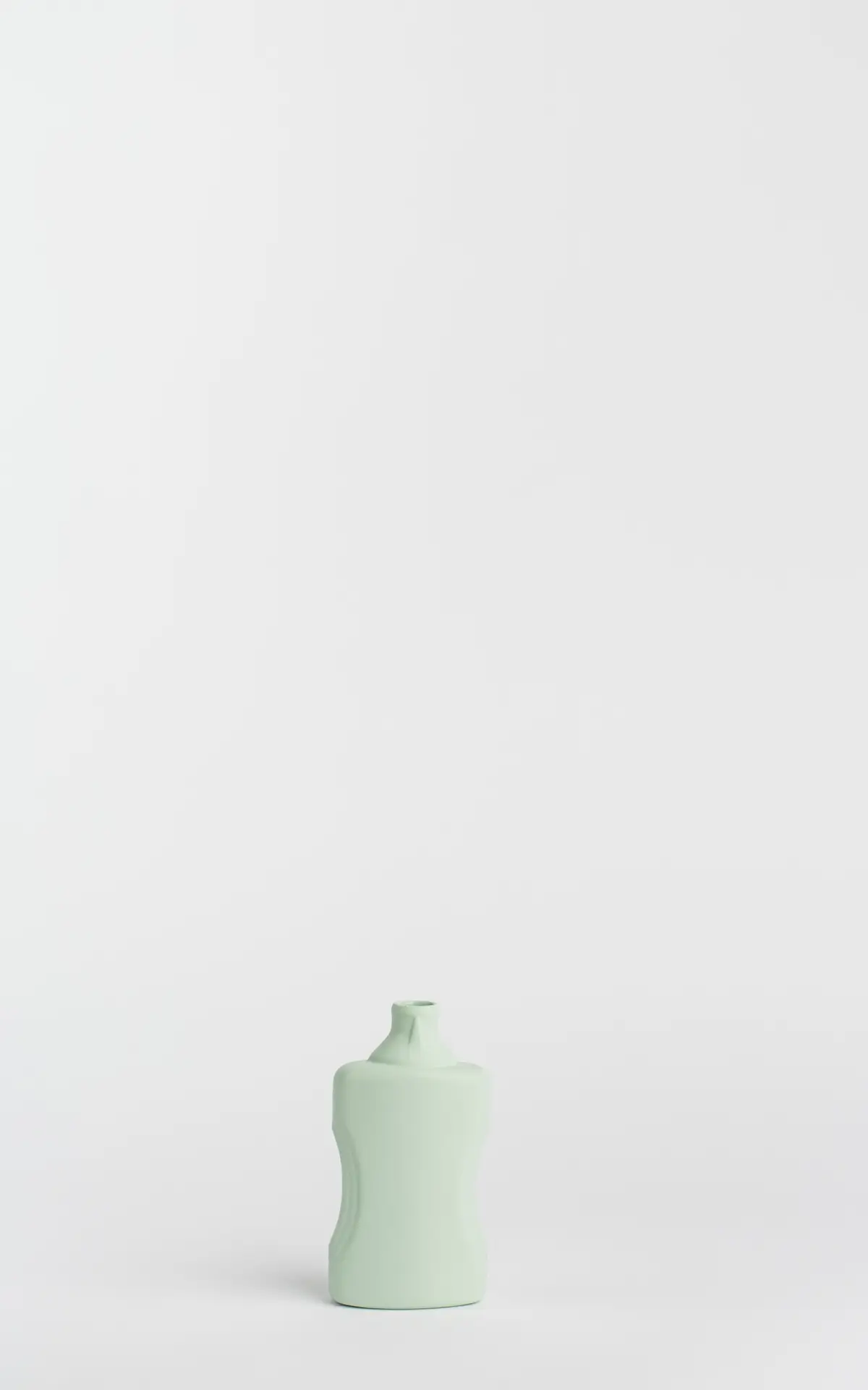 foekje-fleur-porzellan-bottle-vase-21-mint-handgefertigt-in-portugal-12-8-6-7-3- image 1