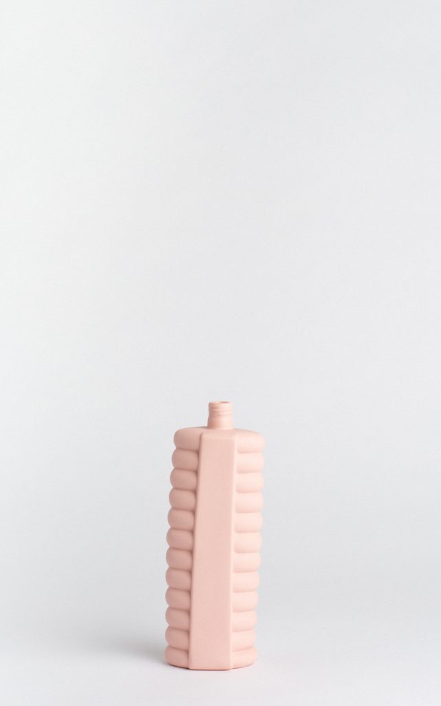 foekje-fleur-bottle-vase-10-pink-porzellanvase-aus-recycelten-plastikflaschen-24 image 7