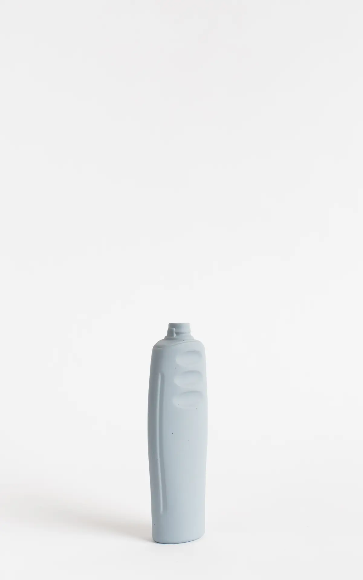 foekje-fleur-bottle-vase-23-lavender-porzellanvase-aus-recycelten-plastikflasche image 5
