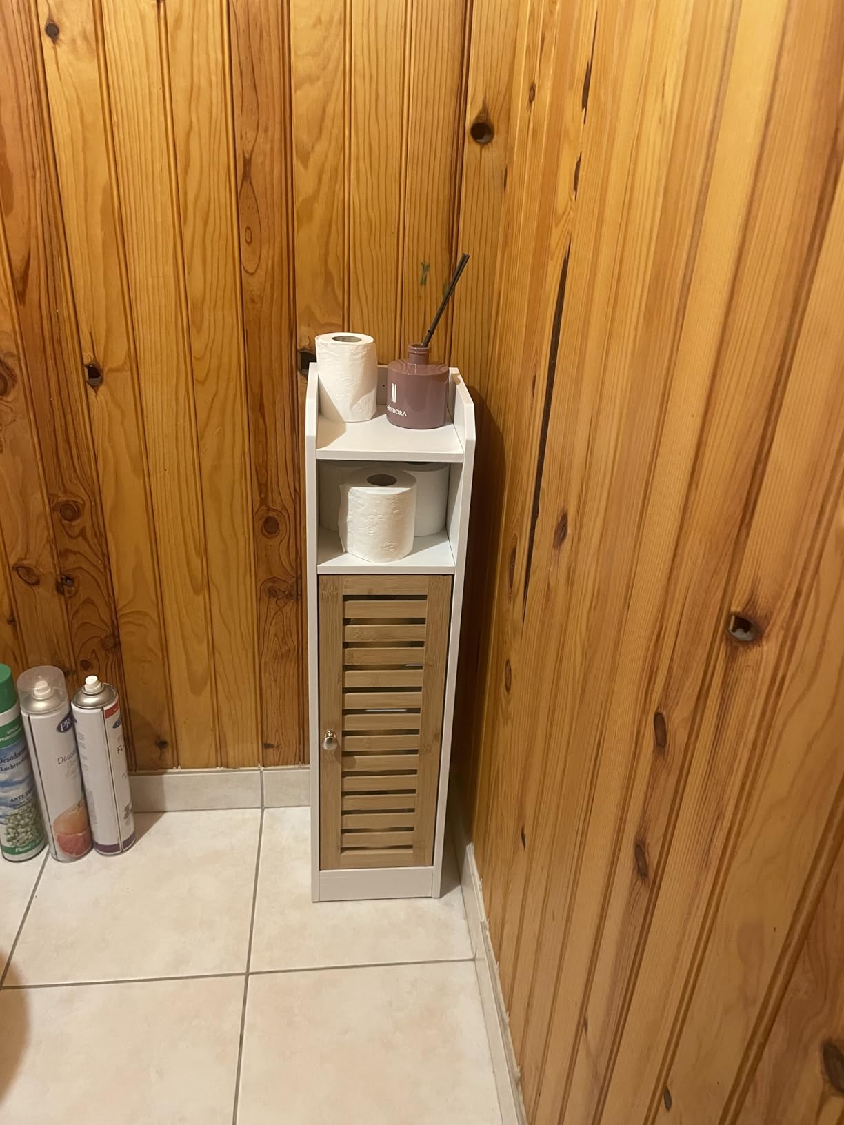 Süßer kleiner Schrank