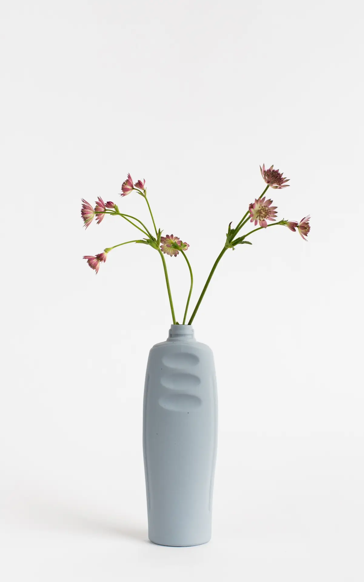 foekje-fleur-bottle-vase-23-lavender-porzellanvase-aus-recycelten-plastikflasche image 2