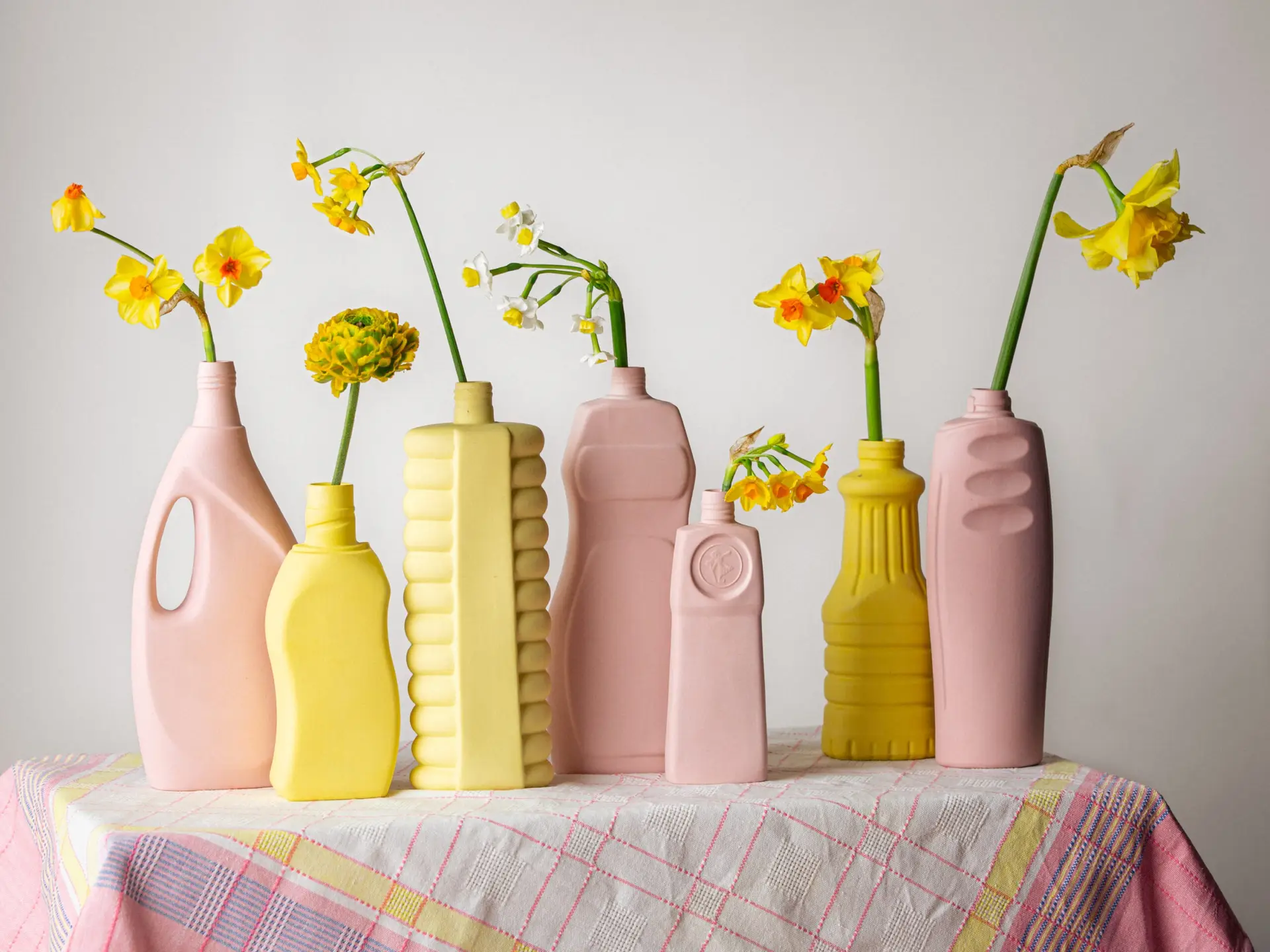 foekje-fleur-porcelain-bottle-vase-10-fresh-yellow-24-cm-handgefertigte-vase-aus image 7