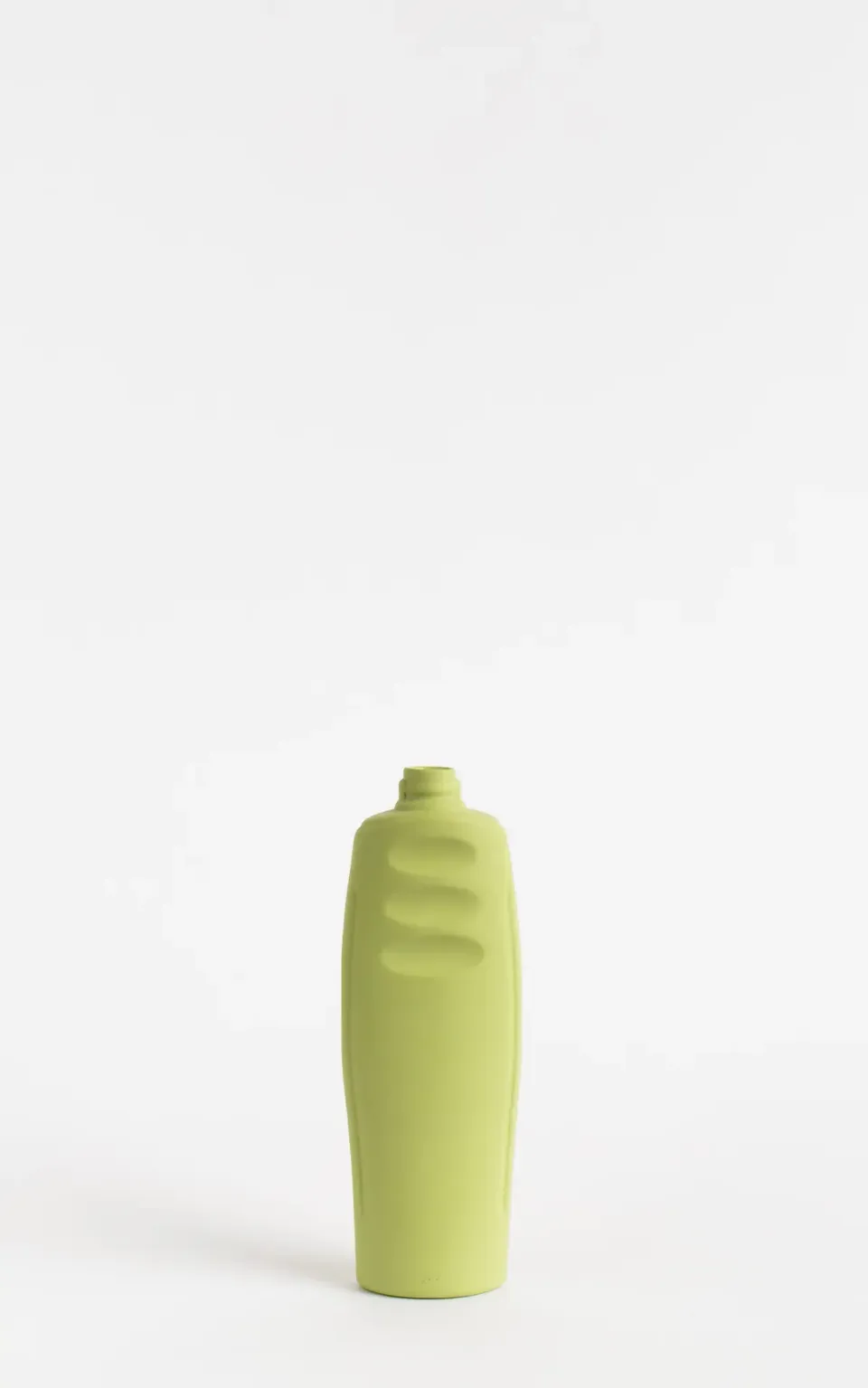 foekje-fleur-porcelain-bottle-vase-23-spring-23-cm-handgefertigte-vase-aus-porze image 1