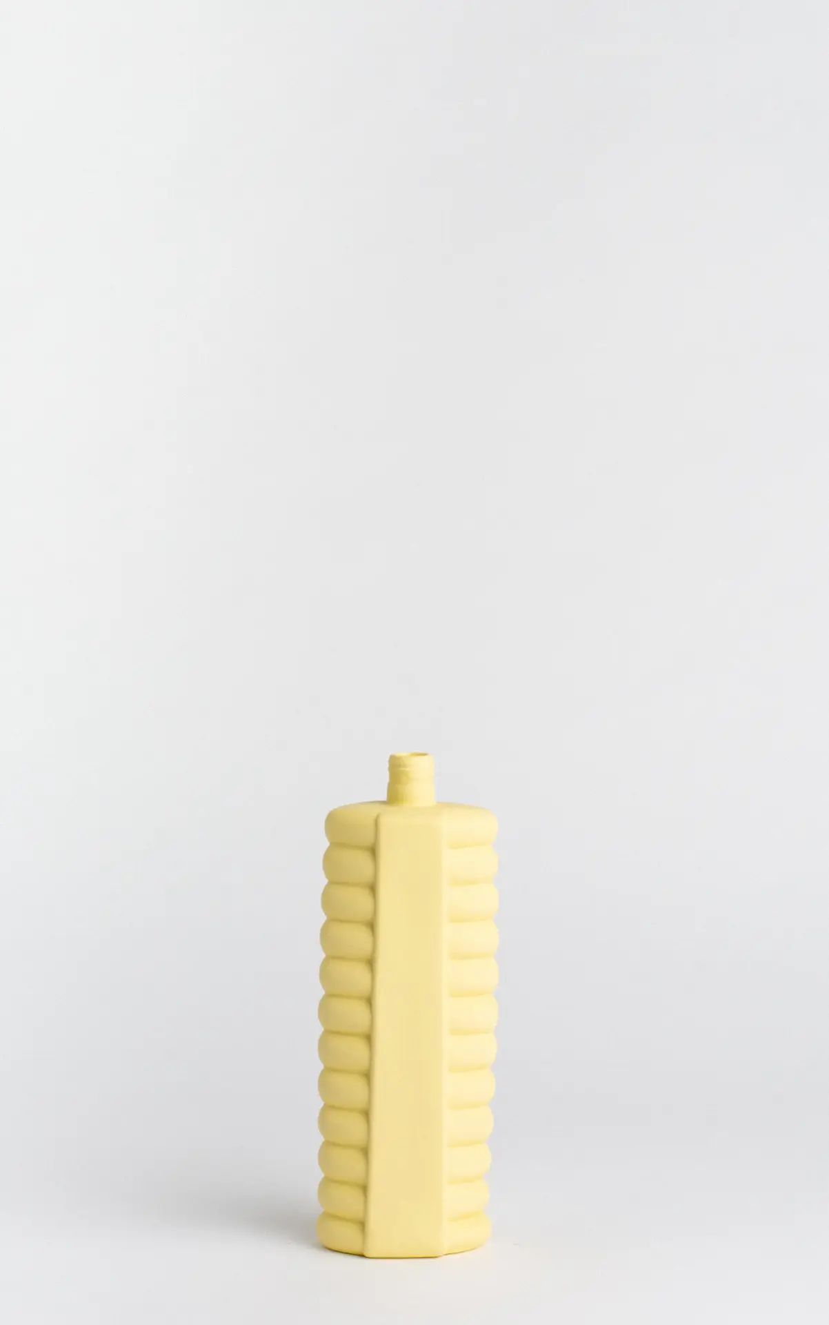 foekje-fleur-porcelain-bottle-vase-10-fresh-yellow-24-cm-handgefertigte-vase-aus image 1