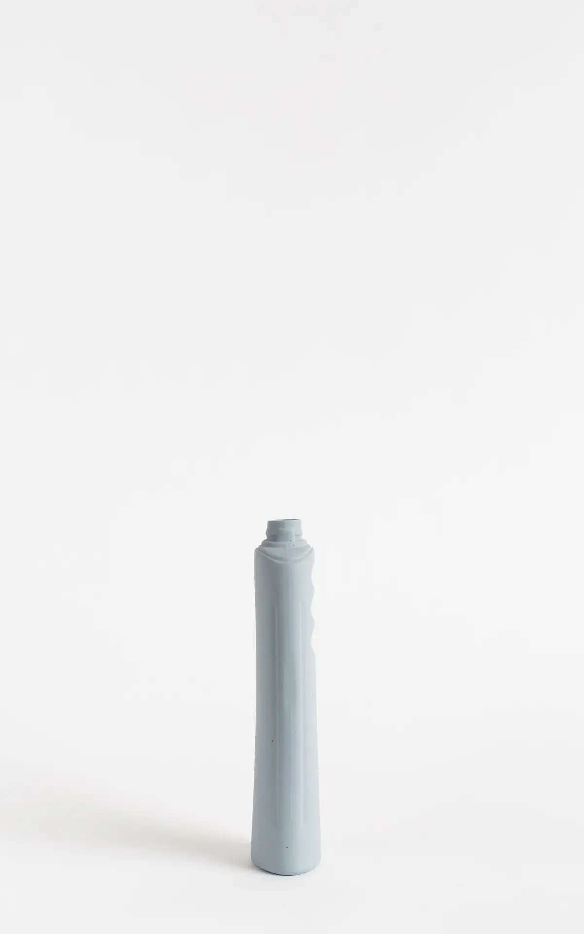 foekje-fleur-bottle-vase-23-lavender-porzellanvase-aus-recycelten-plastikflasche image 4