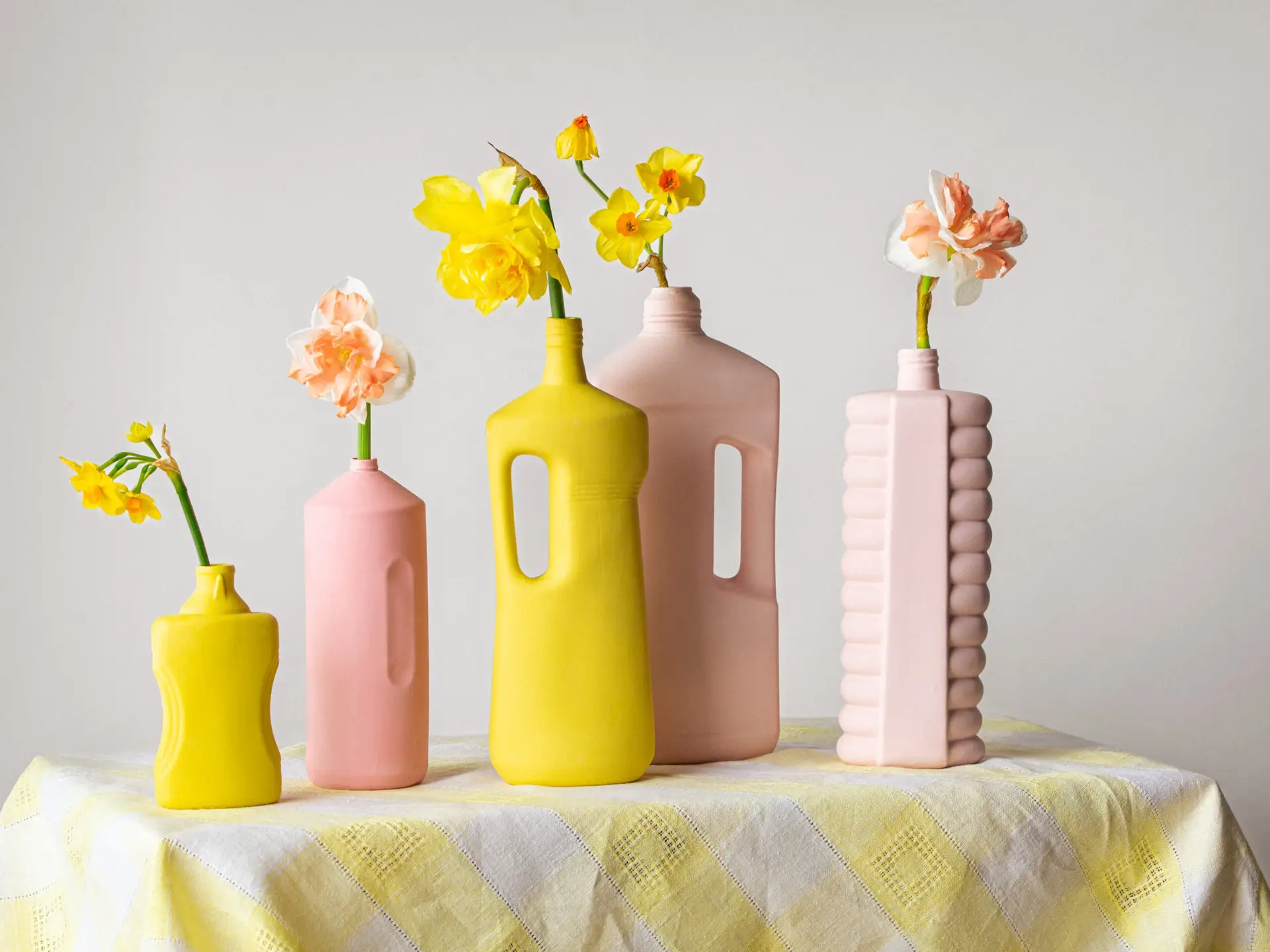 foekje-fleur-bottle-vase-10-pink-porzellanvase-aus-recycelten-plastikflaschen-24 image 6