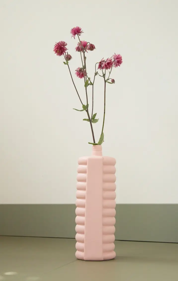 foekje-fleur-bottle-vase-10-pink-porzellanvase-aus-recycelten-plastikflaschen-24 image 3