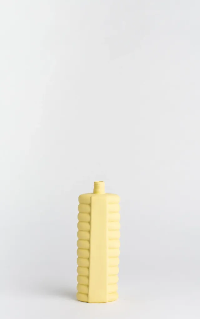 foekje-fleur-porcelain-bottle-vase-10-fresh-yellow-24-cm-handgefertigte-vase-aus image 1