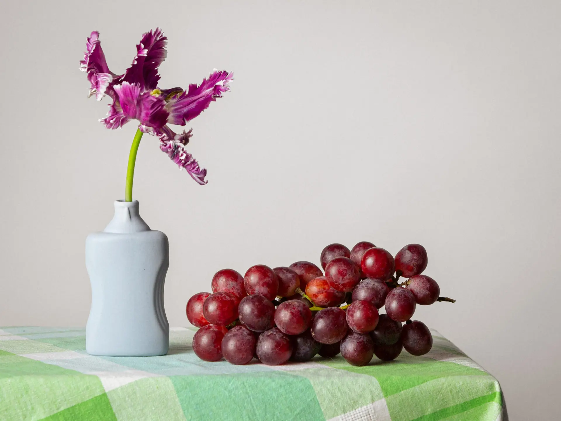foekje-fleur-porzellan-flaschenvase-21-lavendel-handgefertigte-vase-aus-porzella image 3