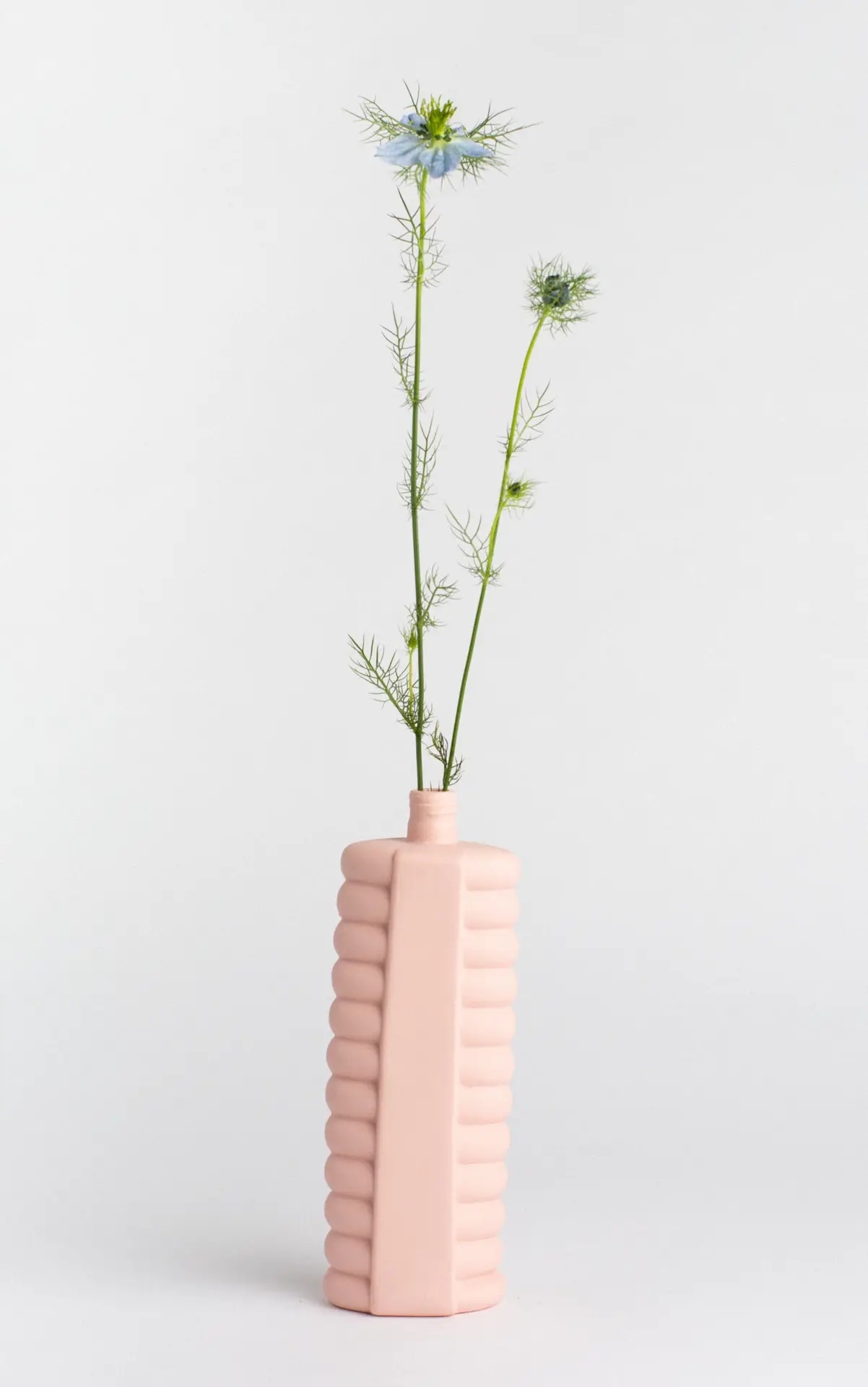 foekje-fleur-bottle-vase-10-pink-porzellanvase-aus-recycelten-plastikflaschen-24 image 2
