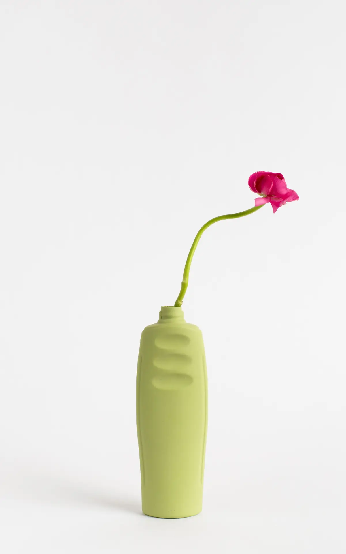 foekje-fleur-porcelain-bottle-vase-23-spring-23-cm-handgefertigte-vase-aus-porze image 2