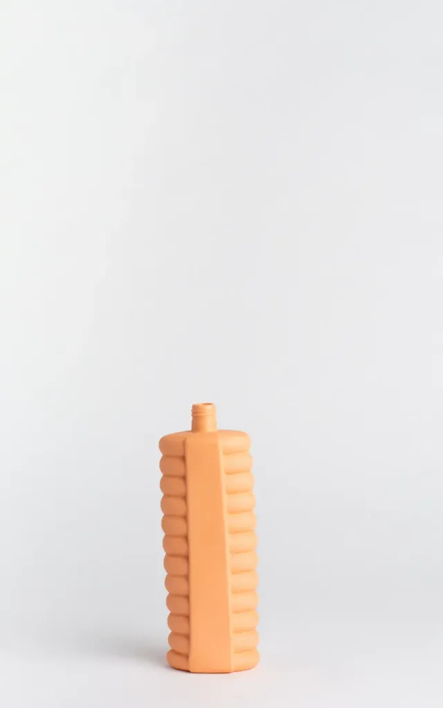 foekje-fleur-porcelain-bottle-vase-10-orange-handgefertigte-porzellanvase-aus-de image 1