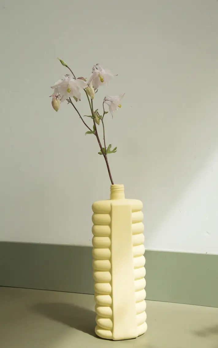 foekje-fleur-porcelain-bottle-vase-10-fresh-yellow-24-cm-handgefertigte-vase-aus image 5