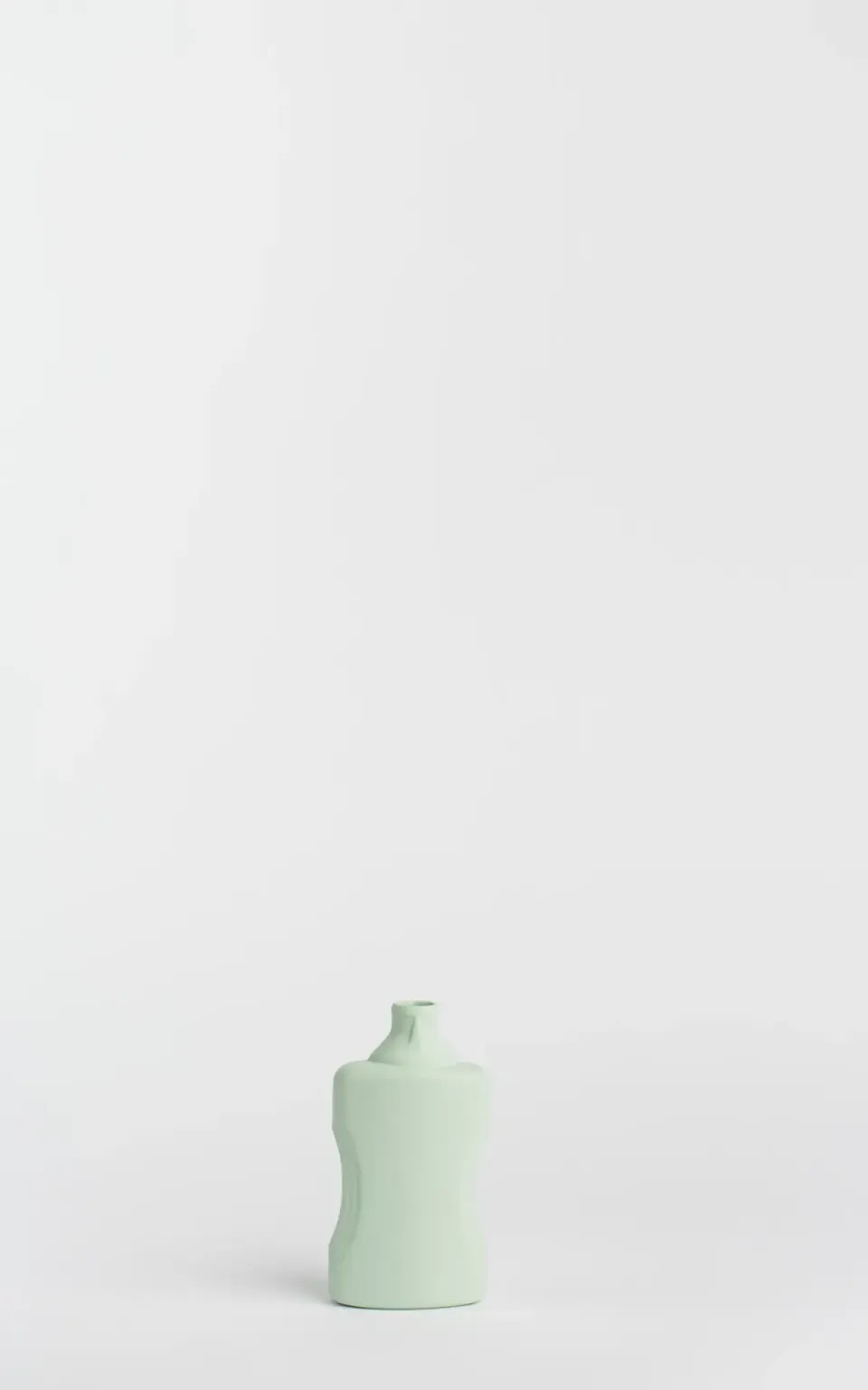 foekje-fleur-porzellan-bottle-vase-21-mint-handgefertigt-in-portugal-12-8-6-7-3- image 1