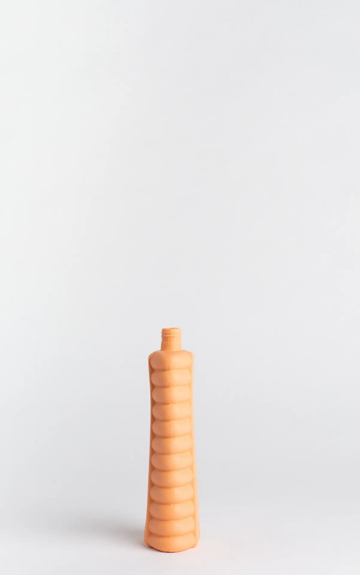 foekje-fleur-porcelain-bottle-vase-10-orange-handgefertigte-porzellanvase-aus-de image 4