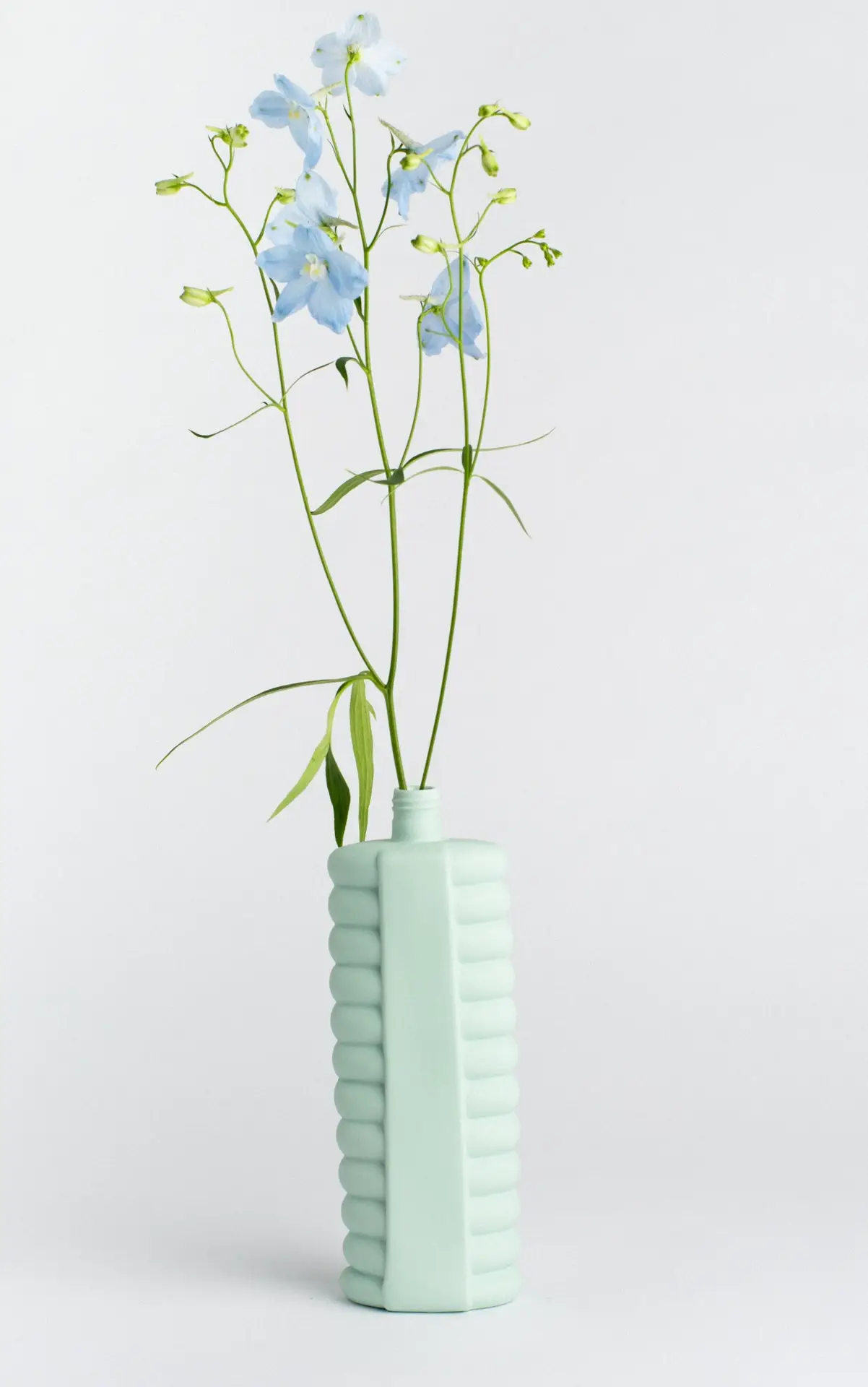 foekje-fleur-porzellan-flaschenvase-10-mint-handgefertigt-in-jingdezhen-24-8-9-6 image 2