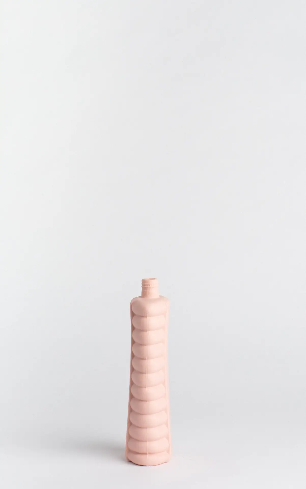 foekje-fleur-bottle-vase-10-pink-porzellanvase-aus-recycelten-plastikflaschen-24 image 4