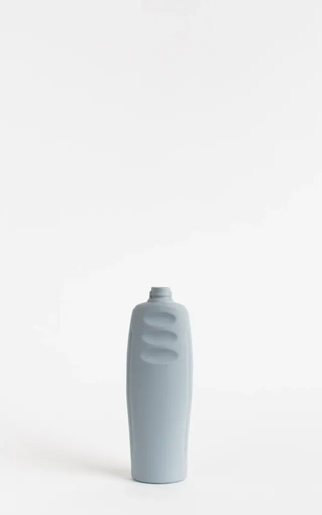 foekje-fleur-bottle-vase-23-lavender-porzellanvase-aus-recycelten-plastikflasche image 1