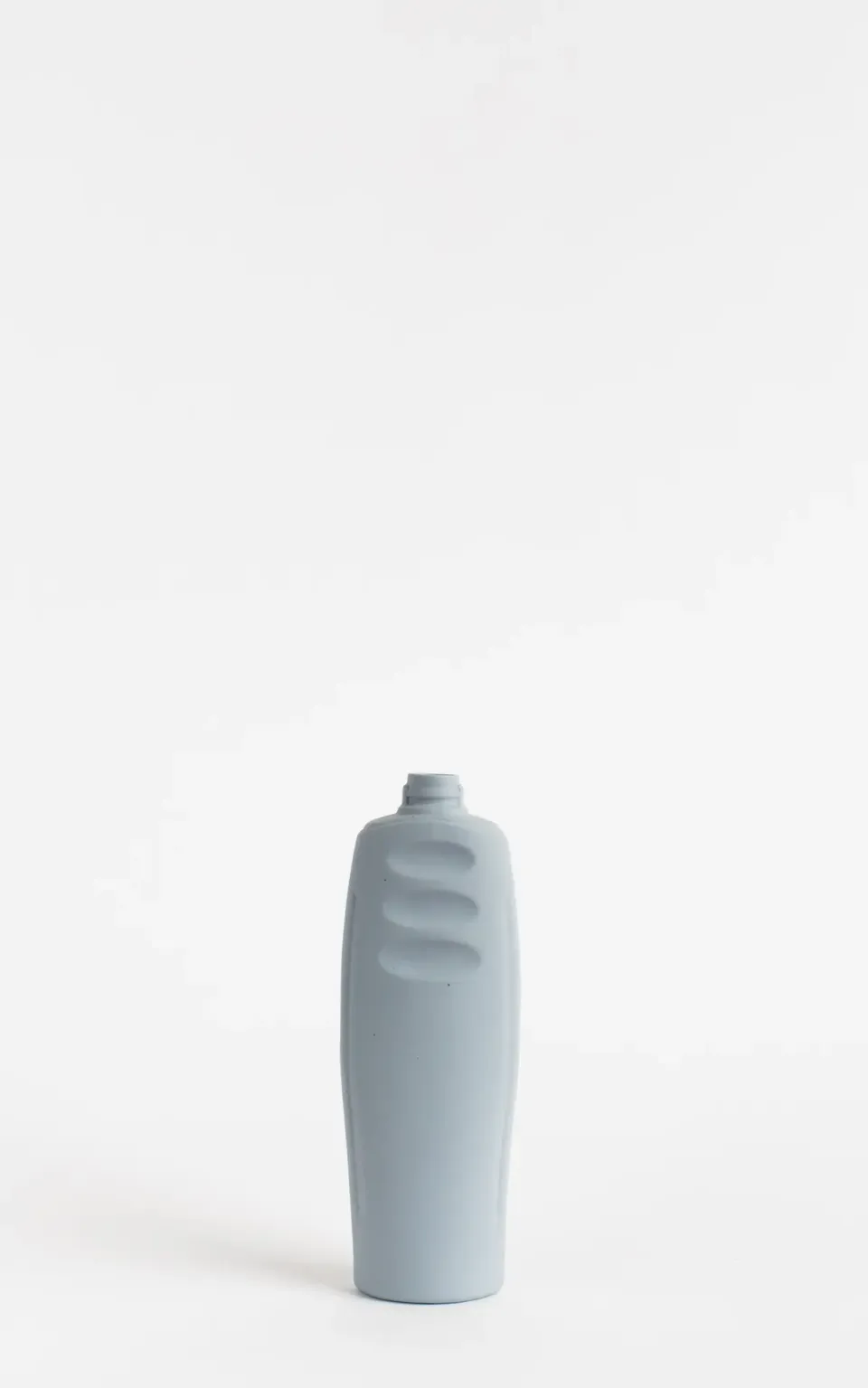 foekje-fleur-bottle-vase-23-lavender-porzellanvase-aus-recycelten-plastikflasche image 1
