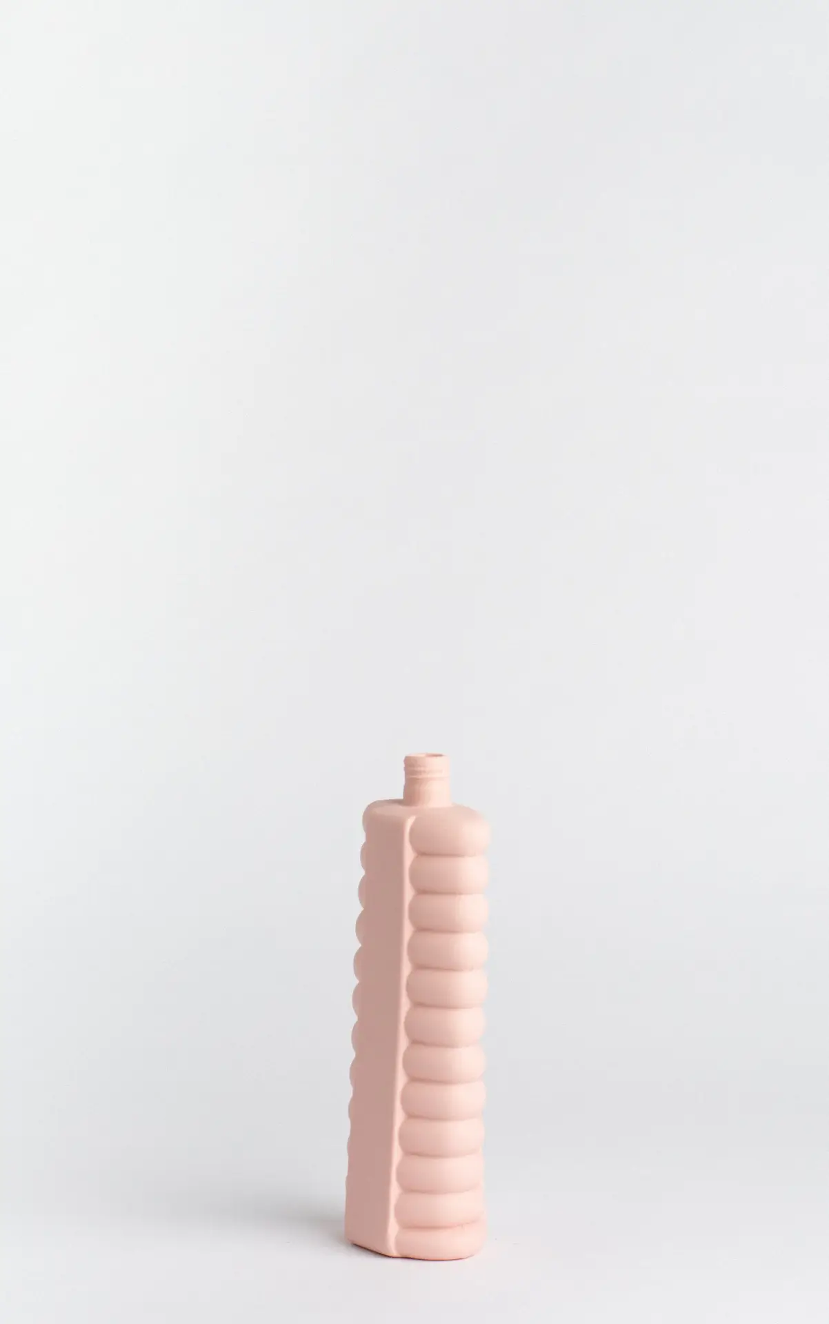foekje-fleur-bottle-vase-10-pink-porzellanvase-aus-recycelten-plastikflaschen-24 image 5