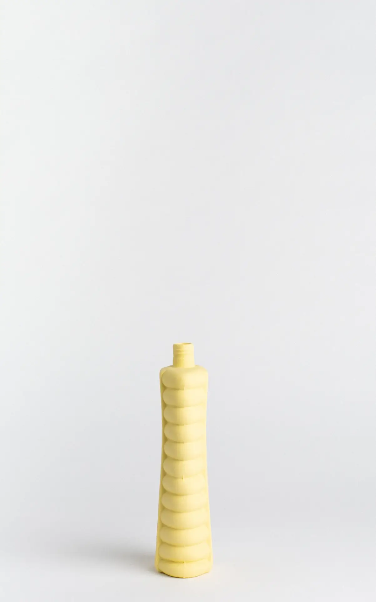 foekje-fleur-porcelain-bottle-vase-10-fresh-yellow-24-cm-handgefertigte-vase-aus image 6