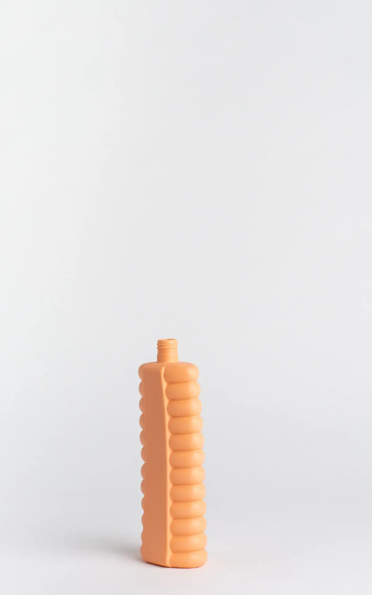 foekje-fleur-porcelain-bottle-vase-10-orange-handgefertigte-porzellanvase-aus-de image 3