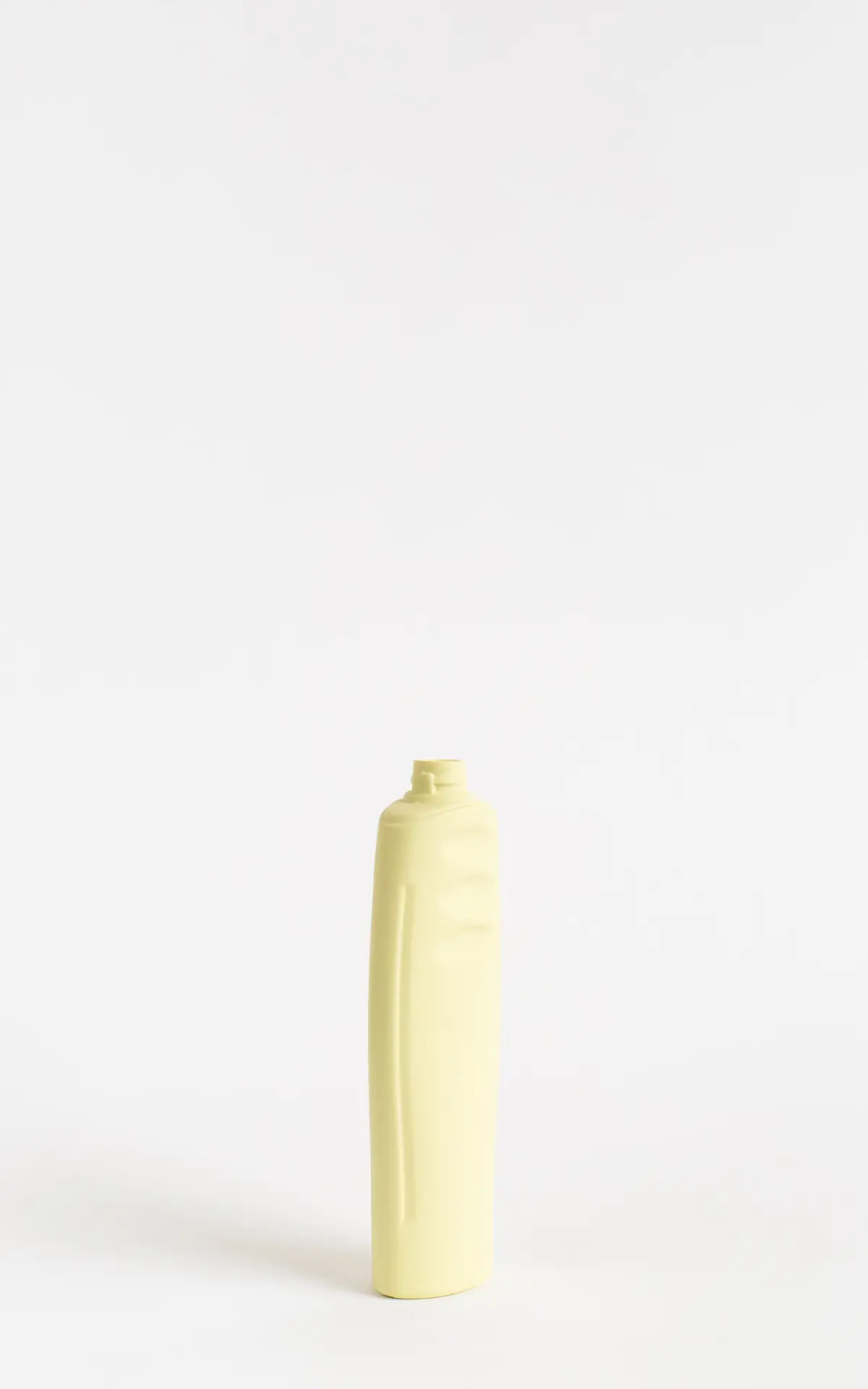 foekje-fleur-porcelain-bottle-vase-23-post-it-handgefertigte-porzellanvase-23-cm image 5