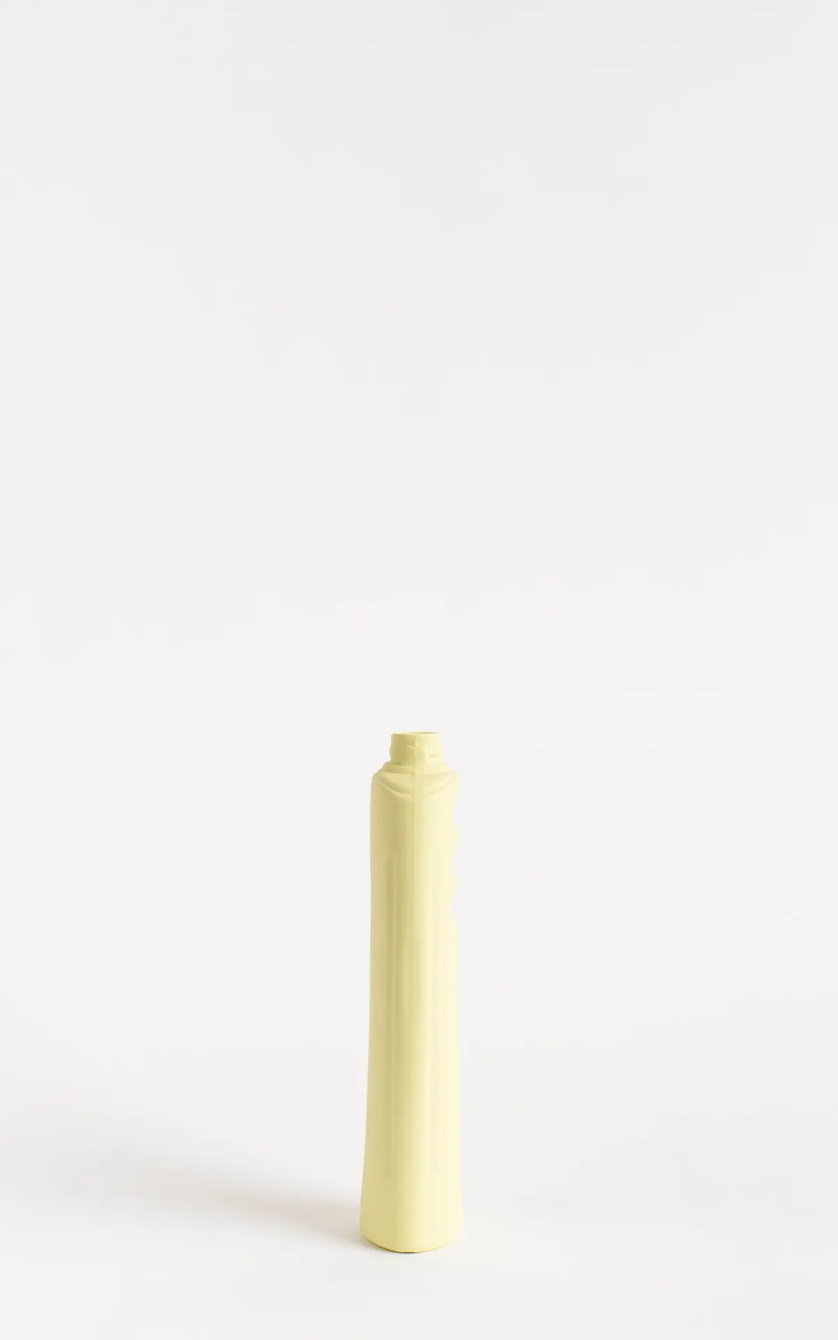foekje-fleur-porcelain-bottle-vase-23-post-it-handgefertigte-porzellanvase-23-cm image 4