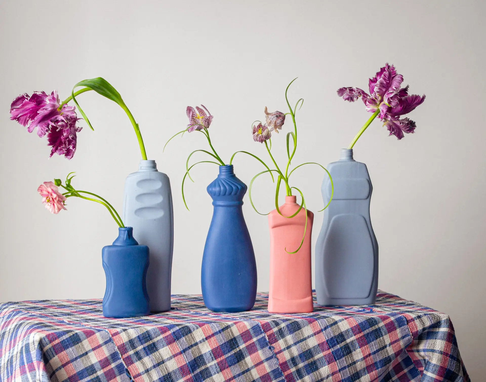 foekje-fleur-bottle-vase-23-lavender-porzellanvase-aus-recycelten-plastikflasche image 7
