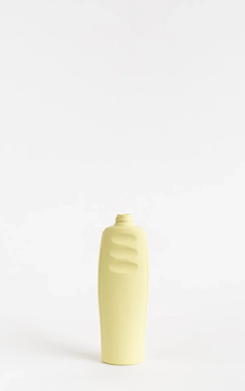 foekje-fleur-porcelain-bottle-vase-23-post-it-handgefertigte-porzellanvase-23-cm image 1